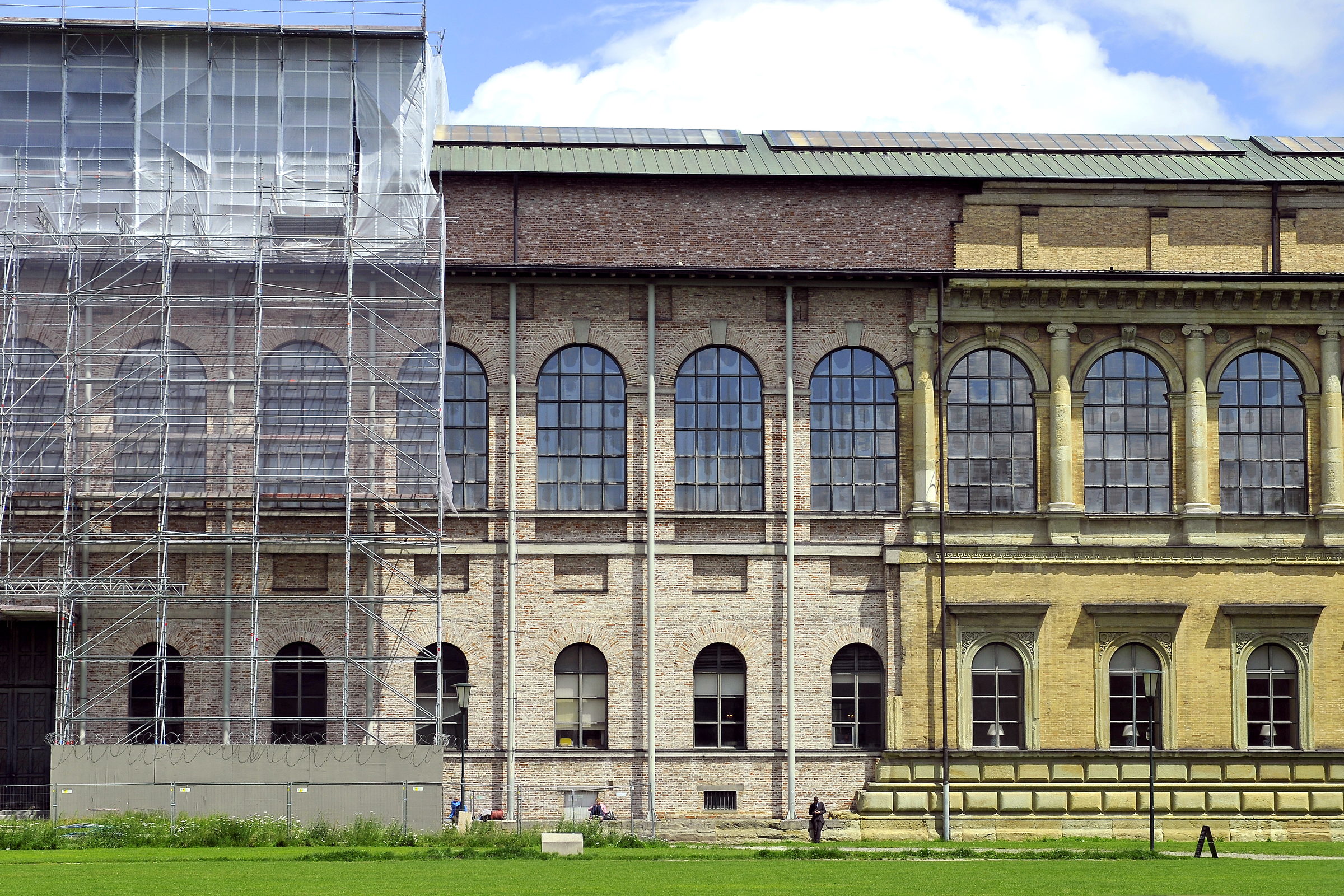 Lange Fassade eines historischen Museumsbaus, ein Abschnitt ist eingerüstet und mit Planen verhängt