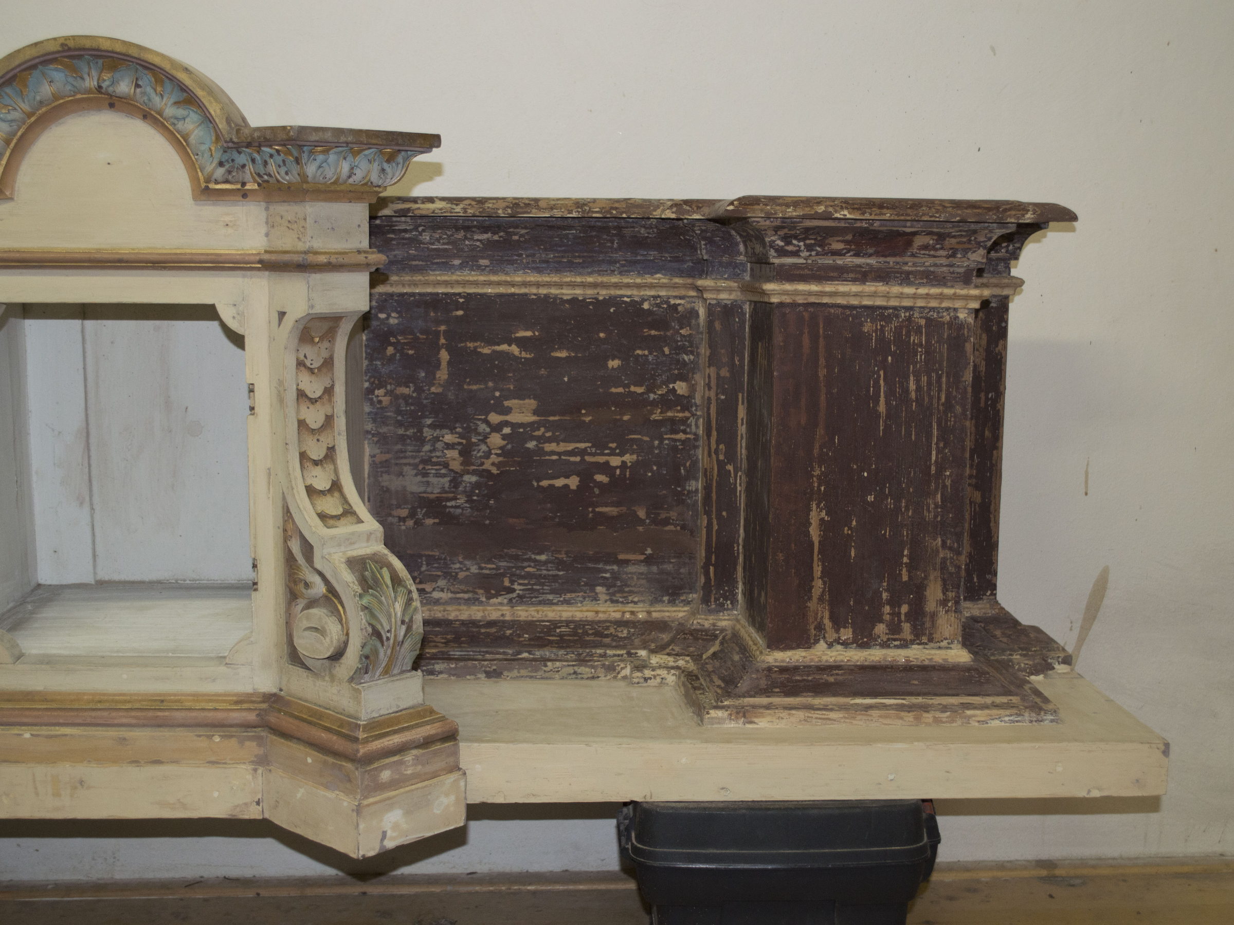Teil eines Holzaltars in der Werkstatt, links hell gefasst, rechts mit abgenutzter brauner Farbschicht