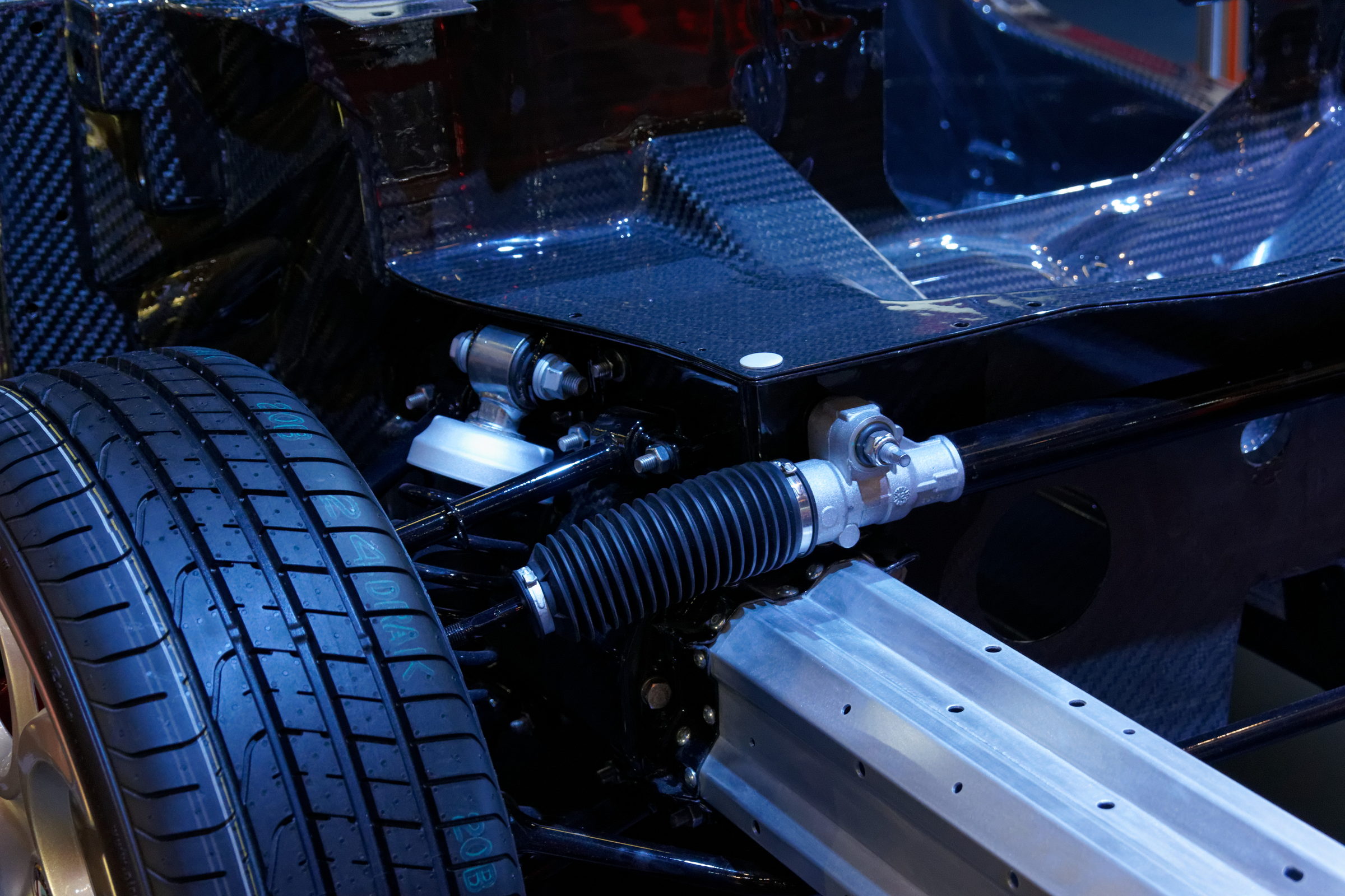 Fahrzeugchassis in Mischbauweise mit Kohlefaserwanne, Aluminiumprofil, Lenkgetriebe und Vorderrad