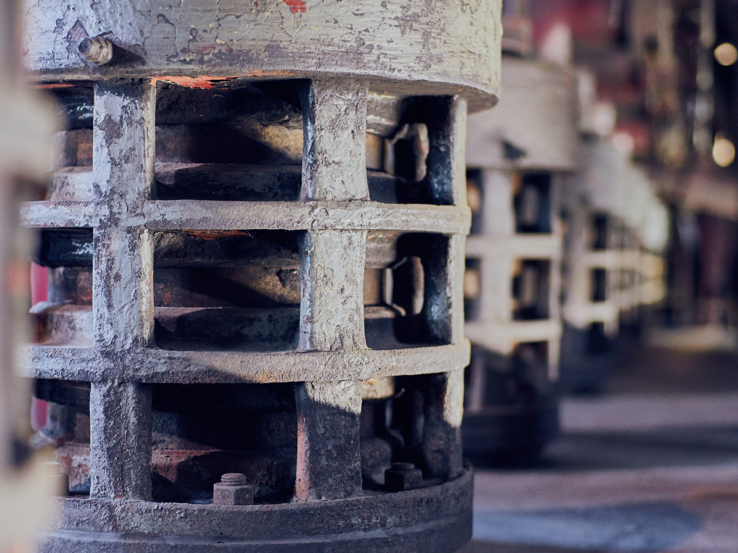 Gussgehäuse eines Pressluftzylinders in einer alten Industrieanlage mit verkrusteten, abblätternden Ablagerungen